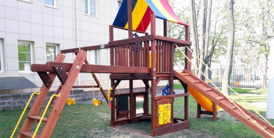 Детская площадка в центре Семья